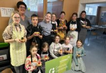 Wer will den Osterhasen eine Freude machen? Der muss haben sieben Sachen… Spaß, Freude, Interesse, Begeisterung, Kreativität, Kochschürze und Backzutaten.