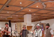 Spende von den Weihnachtsbläsern an „Schwendter helfen Schwendtern“