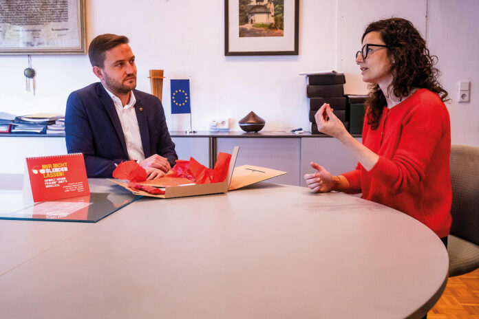 Bürgermeister Mainusch erfährt von Geschäftsführerin Schratz die Ziele der Kampagne